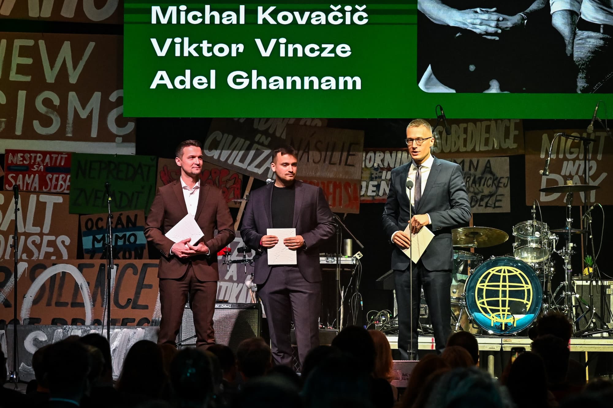 Michal Kovačič, Adel Ghanam a Viktor Vincze si preberajú ocenenie Biela Vrana, ilustračný záber. Foto Zachar/TASR