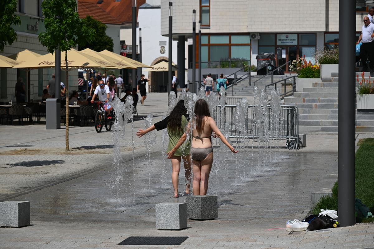Ženy sa ochladzujú vo fontáne počas horúčavy. Foto: Martin Medňanský/TASR