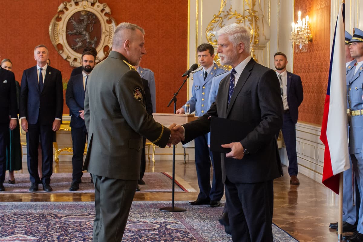 Český prezident Petr Pavel menuje generála Miroslava Hlaváča za nového náčelníka Generálneho štábu Armády ČR. Foto: Barbora Vizváryová/TASR