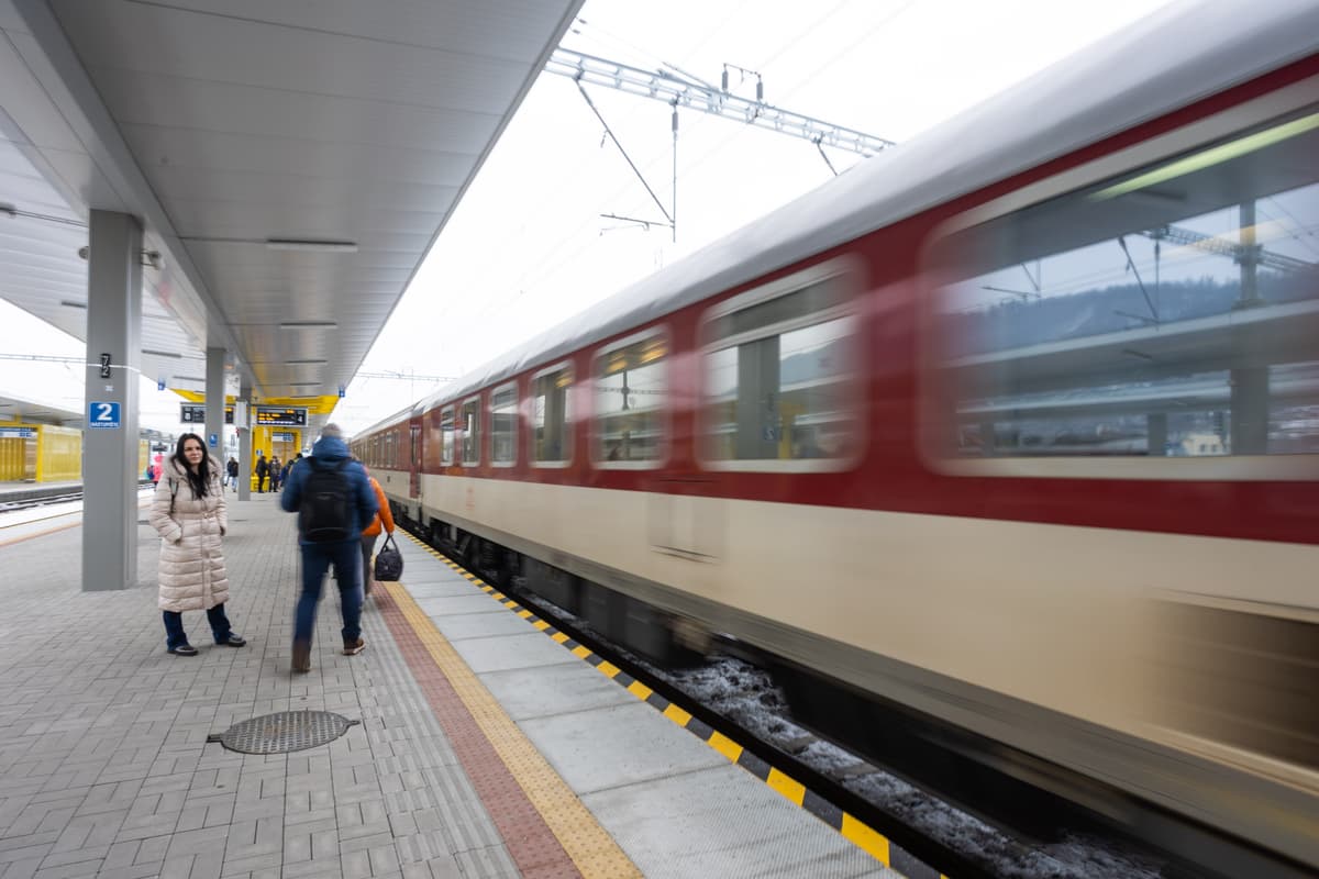 Vlak prechádzajúci zrenovovanou stanicou v Žiline. Foto:TASR/Daniel Stehlík