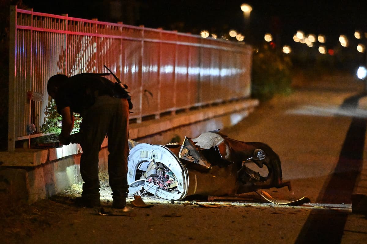 Izraelské bezpečnostné sily skúmajú fragment zachytenej iránskej rakety v severnom Izraeli. Foto TASR/AP