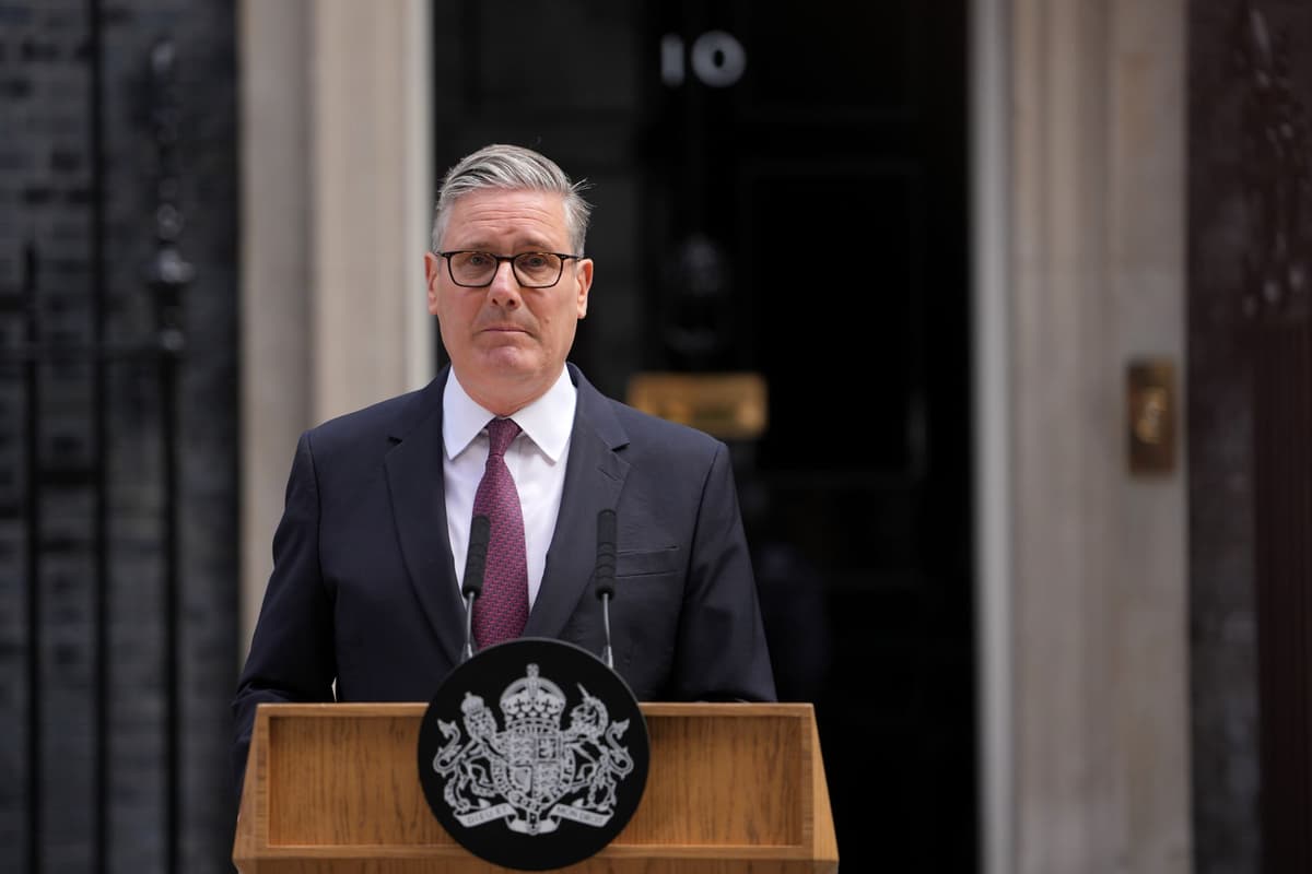 Keir Starmer oznamuje, že odstúpi z funkcie predsedu vlády a tiež z pozície lídra Labouristickej strany na tlačovej konferencii v Londýne v pondelok 22. júna 2026. Foto: TASR/AP