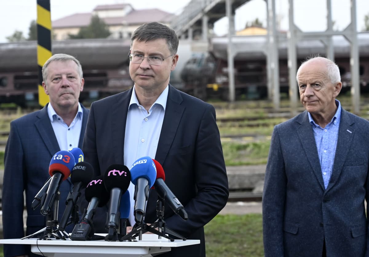 Valdis Dombrovskis (v strede). Foto: Roman Hanc/TASR