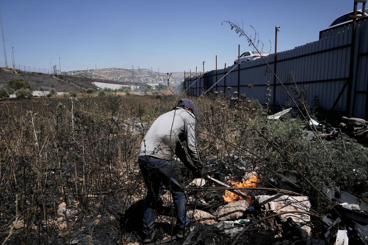 Palestínčan hasí požiar na mieste útoku izraelských osadníkov v mestečku Hawara v oblasti Západného brehu 6. júna 2026. Foto: TASR/AP
