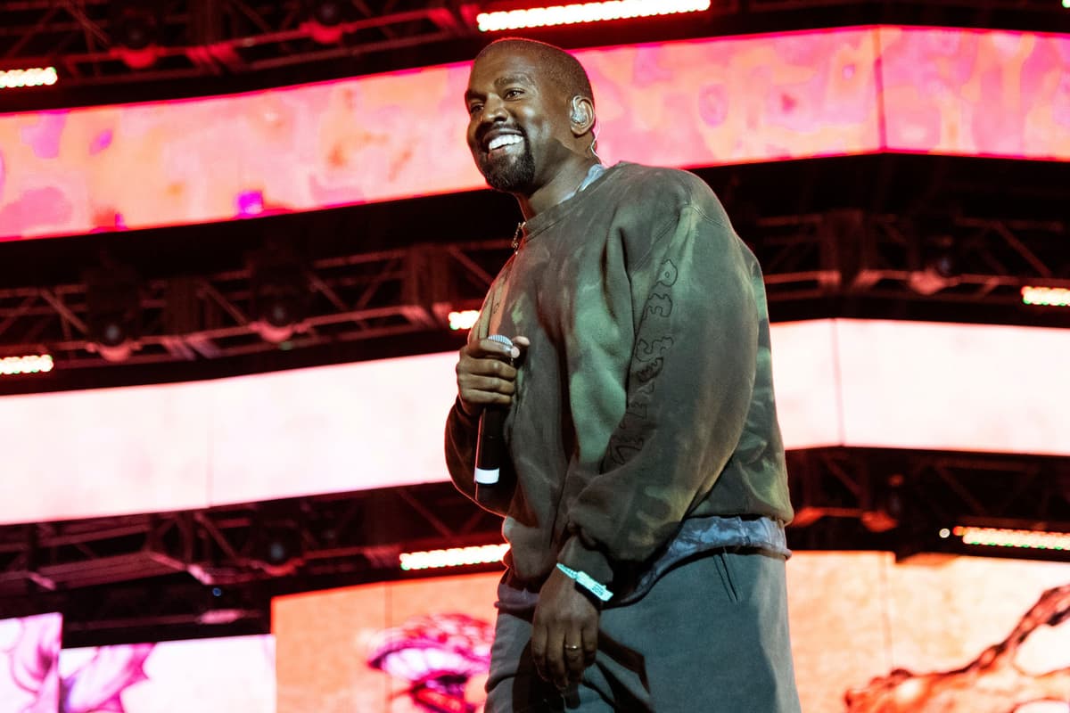 Na archívnej snímke z 21. apríla 2019 americký raper Kanye West vystupuje počas hudobného festivalu Coachella v americkom meste Indio. Foto: TASR/AP