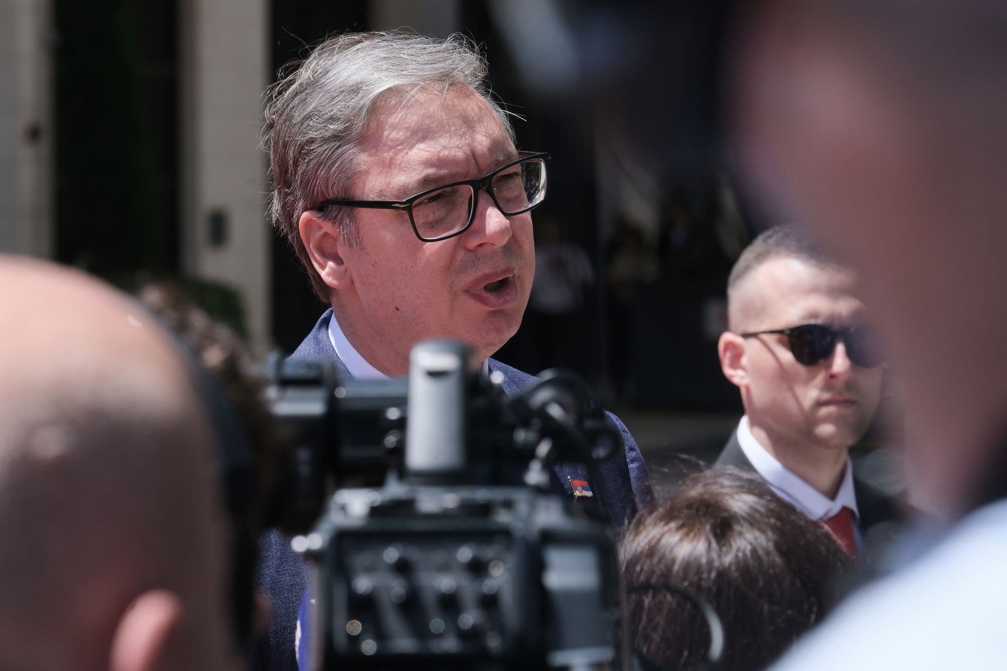 Srbský prezident  Aleksandar Vučič hovorí s novinármi počas príchodu na summit Európskej únie (EÚ) a krajín západného Balkánu v čiernohorskom Tivate v piatok 5. júna 2026. Foto: TASR/AP