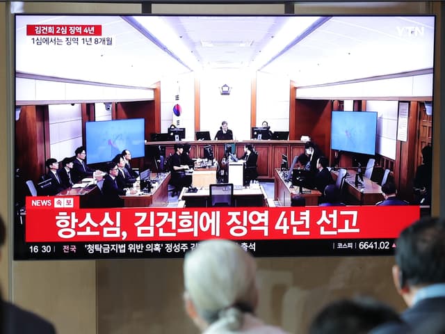 Ľudia sledujú na televíznej obrazovke proces v prípade bývalej juhokórejskej prvej dámy Kim Kon-hi. Foto: TASR/AP
