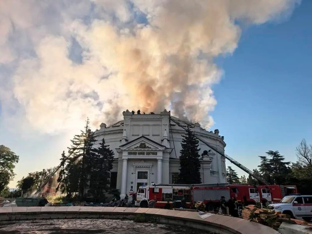 Hasiči hasia požiar, ktorý vypukol po útoku ukrajinského dronu na budovu panorámy „Obrana Sevastopolu 1854–1855“ v Sevastopole na Kryme 10. júna 2026. Foto: TASR/AP