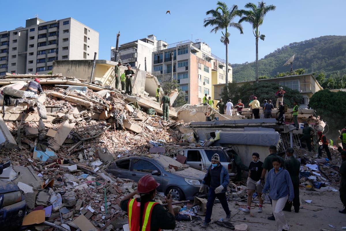 Obyvatelia a záchranári prehľadávajú trosky budovy, ktorá sa zrútila pri zemetrasení v Caracase vo Venezuele vo štvrtok 25. júna 2026. Foto: TASR/AP
