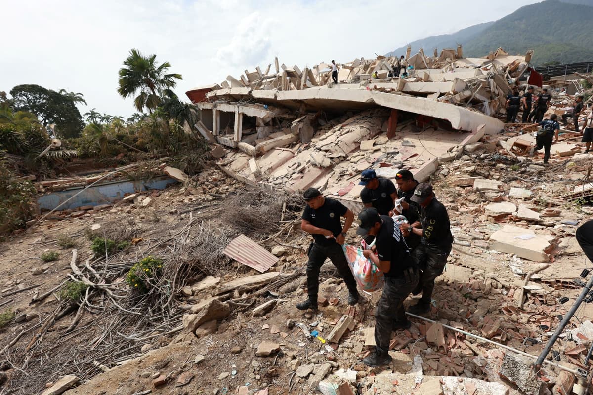 Polícia vynáša telo z budovy, ktorá sa zrútila po zemetraseniach v meste La Guaira vo Venezuele vo štvrtok 25. júna 2026. Foto: TASR/AP