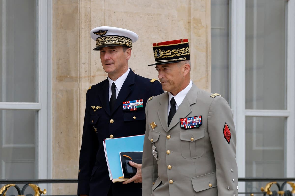 Generáli Fabien Mandon a Thierry Burkhard. Foto: Ludovic MARIN / AFP / AFP / Profimedia