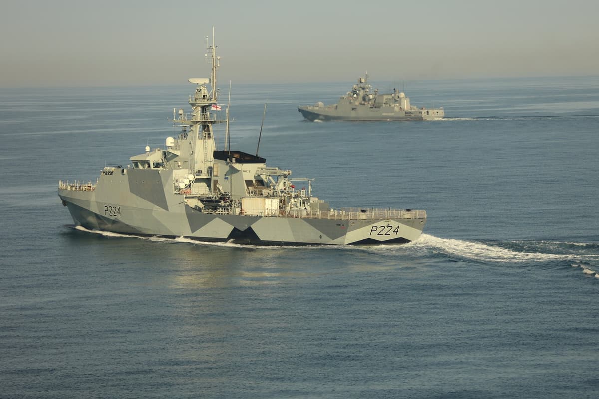 Loď britského námortníctva HMS Trent sleduje ruskú fregatu „Admirál Grigorovič“. Foto: Royal Navy / SWNS / SWNS / Profimedia