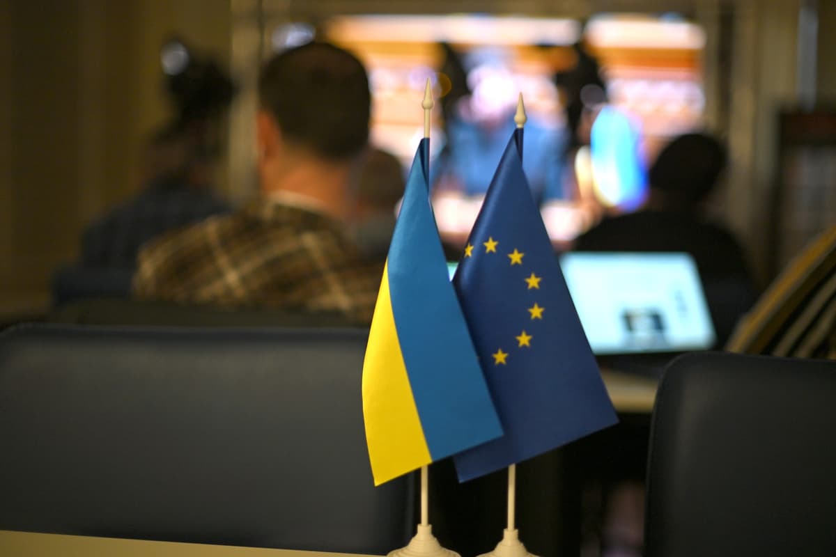 Ukrajinská a EÚ vlajka v ukrajinskom parlamente, ilustračný záber. Foto Ukrinform / Sipa USA / Profimedia