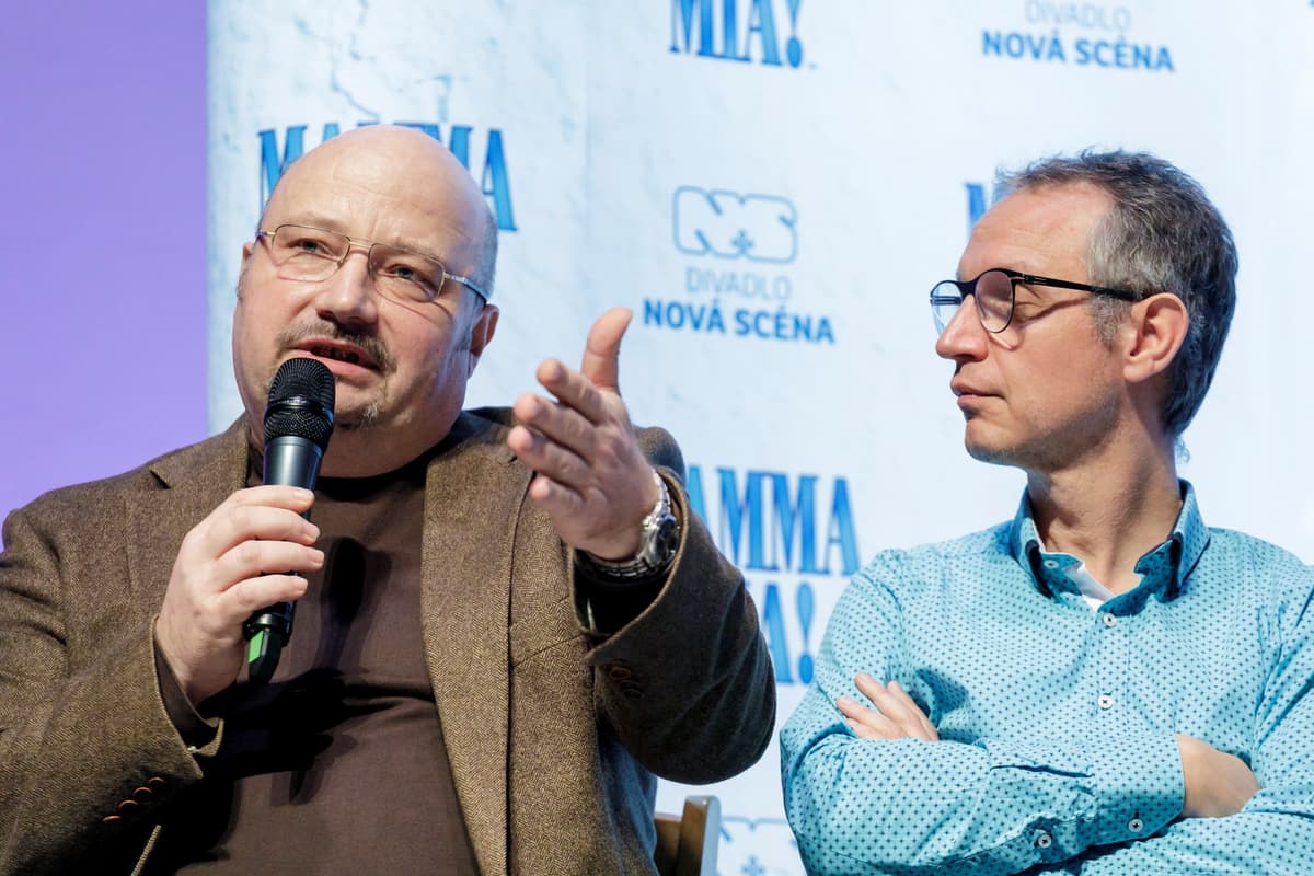 Zľava: Textár Martin Sarvaš a režisér Svetozár Sprušanský počas tlačovej konferencie k premiére muzikálu Mamma mia! v Bratislave 7. novembra 2017. Foto: Dano Veselský/TASR