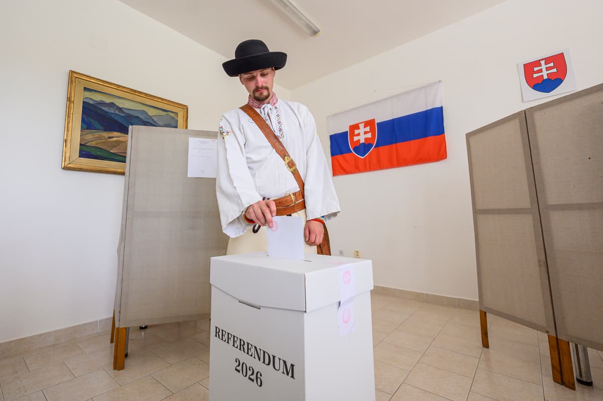 folklorista vhadzuje obálku s hlasovacím lístkom do volebnej schránky počas referenda v obci Východná v okrese Liptovský Mikuláš. Foto: TASR/AP