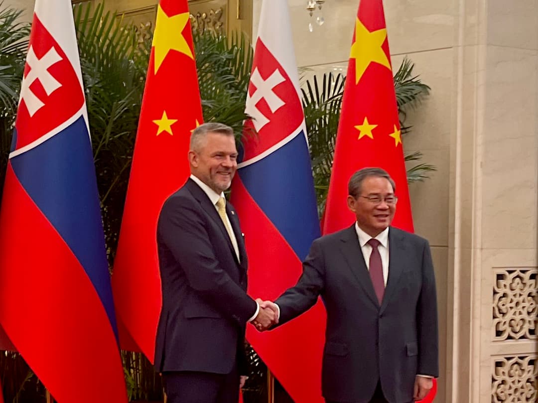 Peter Pellegrini a Li Čchiang pózujú počas stretnutia v Pekingu v stredu 29. júla 2026. Pellegrini pricestoval v pondelok do čínskej metropoly na štátnu návštevu. Foto: Alexandra Kubalová/TASR