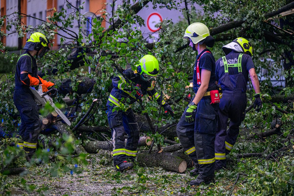 Hasiči odstraňujú následky búrok. Foto:TASR/Veronika Mihaliková