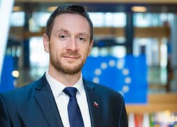 Na snímke europoslanec Milan Uhrík pózuje v budove Európskeho parlamentu (EP) 26. novembra 2024 v Štrasburgu. Foto: Jakub Kotian/TASR