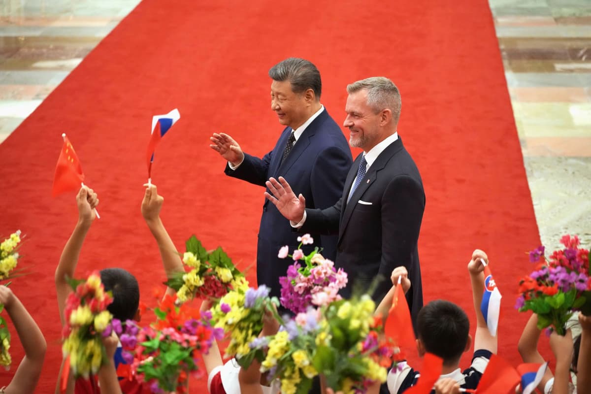 Slovenský prezident Peter Pellegrini (vpravo) a čínsky prezident Si Ťin-pching mávajú počas uvítacieho ceremoniálu v Pekingu v utorok 28. júla 2026. Foto: TASR/AP