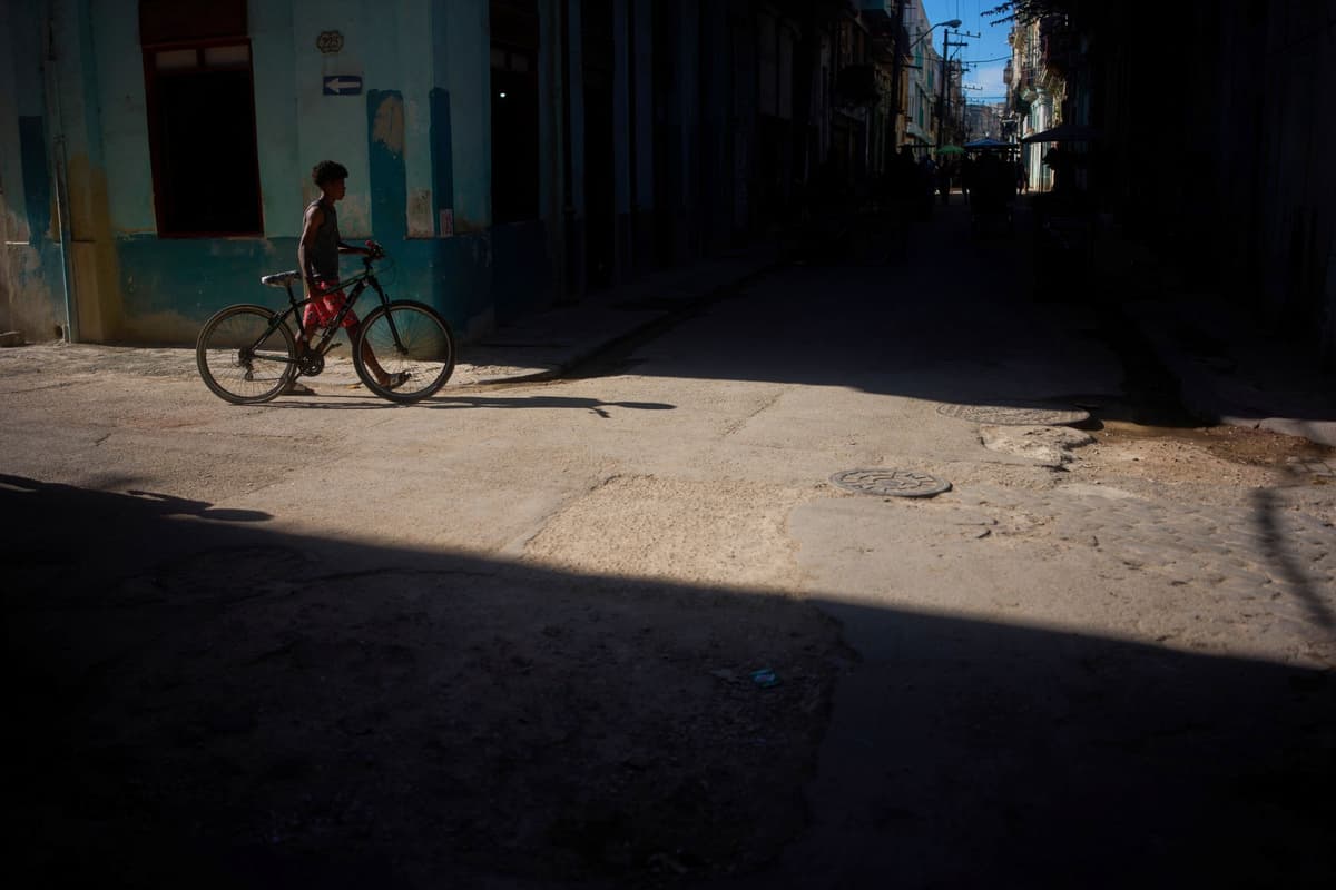 Muž so svojím bicyklom v Havane na Kube, utorok 30. júna 2026. Foto: TASR/AP