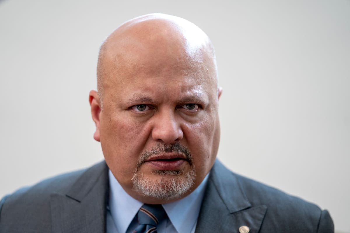 Na archívnej snímke z 3. júla 2023 prokurátor Medzinárodného trestného súdu (ICC) Karim Khan sa pozerá pred tlačovou konferenciou v Haagu. Foto: TASR/AP