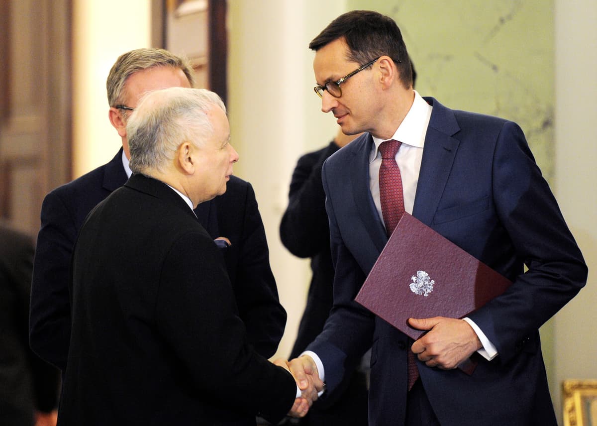 Na archívnej snímke z 8. decembra 2017 Mateusz Morawiecki (vľavo), ktorému gratuluje líder strany Právo a spravodlivosť Jaroslaw Kaczyňski vo Varšave. Foto: TASR/AP