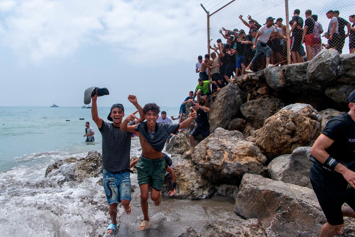 Migranti prenikajúci do španielskej enklávy Ceuta. Foto:TASR/AP Photo/Antonio Sempere
