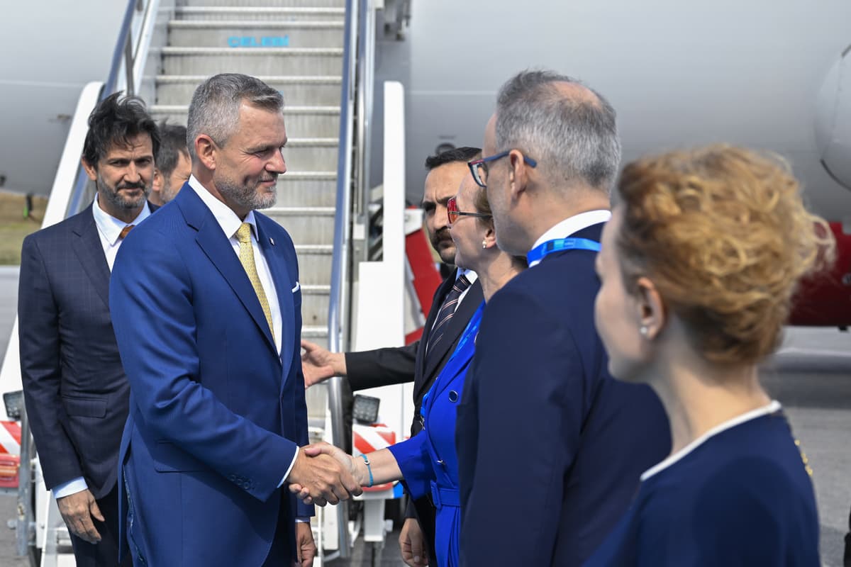 Peter Pellegrini vystupuje z lietadla po prílete na summit NATO v Ankare v utorok 7. júla 2026, v pozadí vľavo minister obrany SR Robert Kaliňák. Foto: TASR/AP