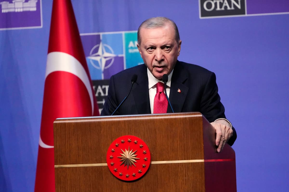 Turecký prezident Recep Tayyip Erdogan rozpráva počas tlačovej konferencie na záver summitu NATO v Ankare v stredu 8. júla 2026. Foto: TASR/AP