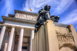Diego Velázquez pred múzeom Prado v Madride. Foto: EnriquePSans / Alamy / Profimedia
