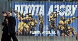 Reklama na Azovskú brigádu v Kyjeve. Foto: Sergei SUPINSKY / AFP / AFP / Profimedia