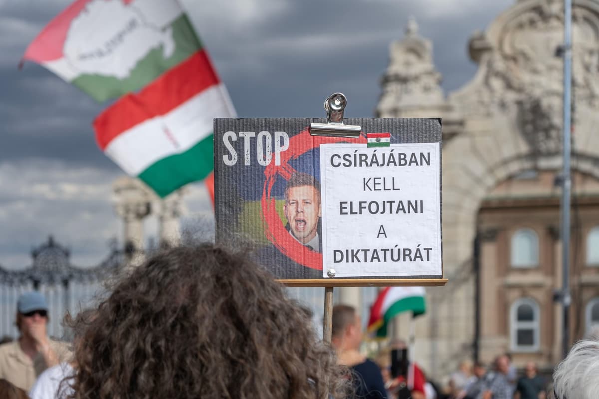 Transparent obviňujúci Petra Magyara z diktatúry na zhromaždení Fideszu v Budapešti 9. júla 2026. Foto: Bence Árpási / Alamy / Profimedia