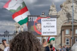 Transparent obviňujúci Petra Magyara z diktatúry na zhromaždení Fideszu v Budapešti 9. júla 2026. Foto: Bence Árpási / Alamy / Profimedia