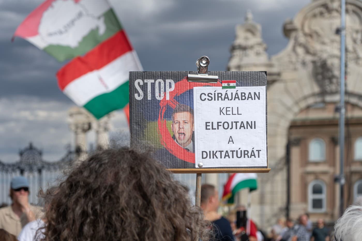 Transparent obviňujúci Petra Magyara z diktatúry na zhromaždení Fideszu v Budapešti 9. júla 2026. Foto: Bence Árpási / Alamy / Profimedia