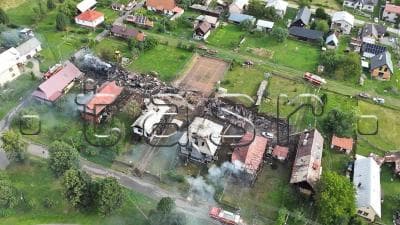 Požiar v Braväcove zasiahol päť rodinných domov a päť hospodárskych budov. Foto: HaZZ/TASR.