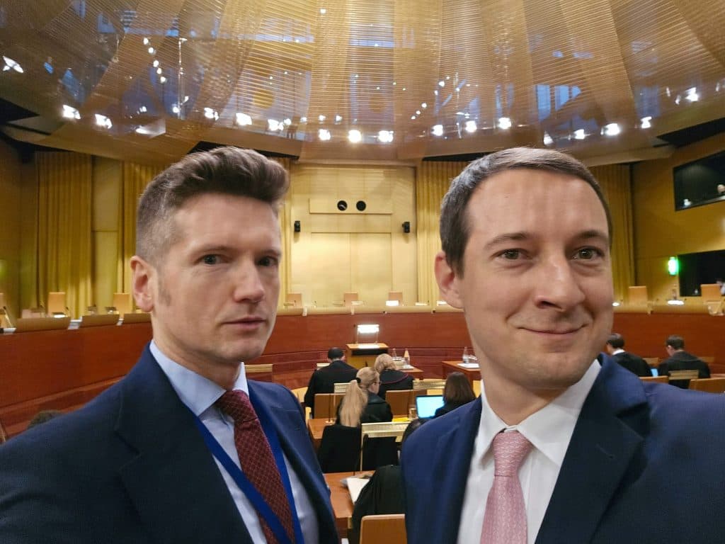 Mateusz Trojan a Jakub Cupriak na pôde Súdneho dvora EÚ. Foto: Jakub Cupriak-Trojan/Facebook