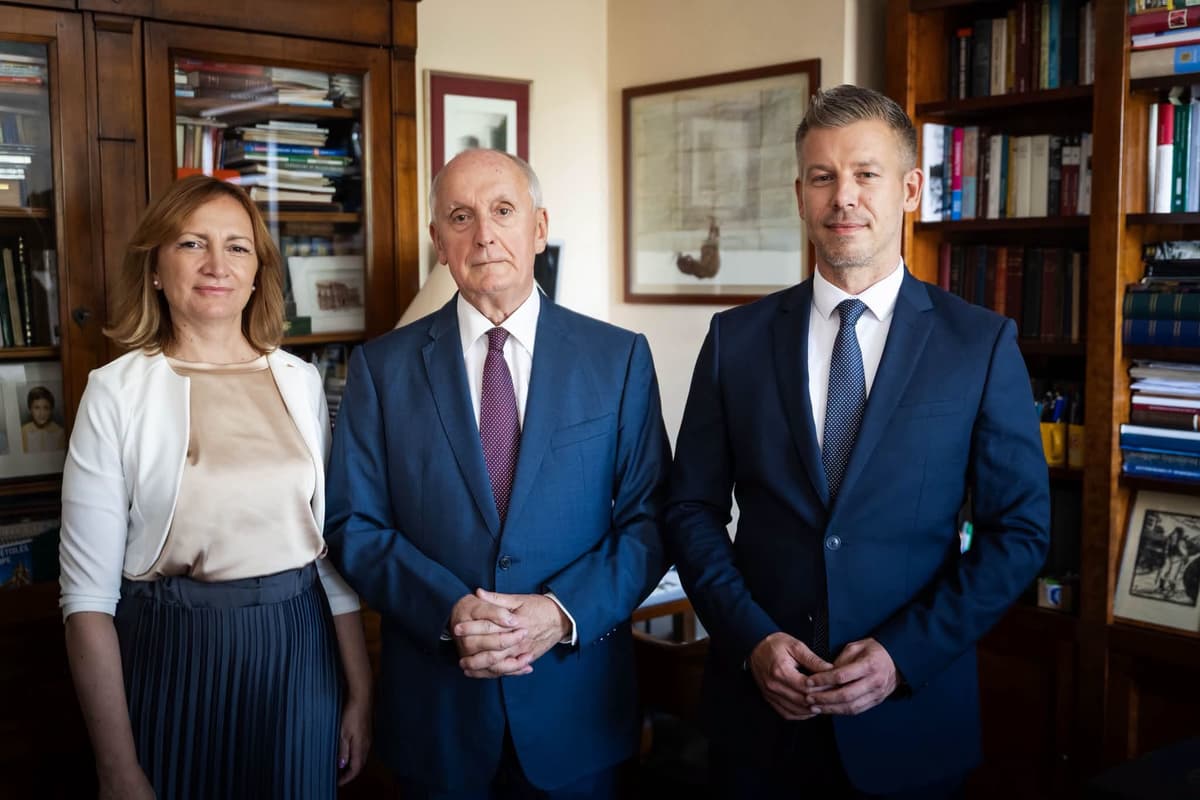András Baka (v strede). Foto: Facebook/Magyar Péter