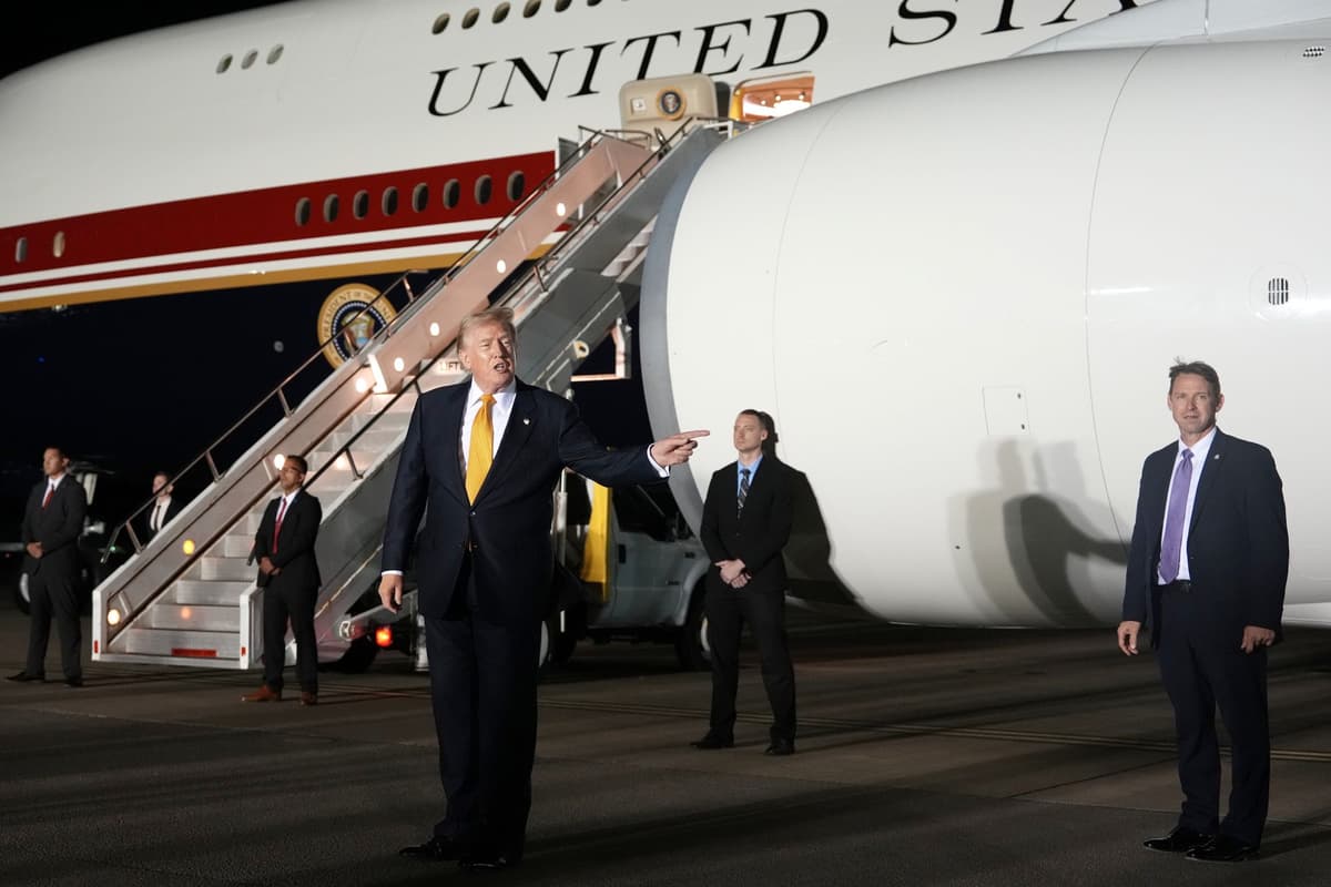 Donald Trump prestupuje na iné lietadlo na základni amerických vzdušných síl RAF Mildenhall v Suffolku v Anglicku na ceste späť do Washingtonu zo samitu NATO v Ankare 8. júla 2026. Foto: TASR/AP