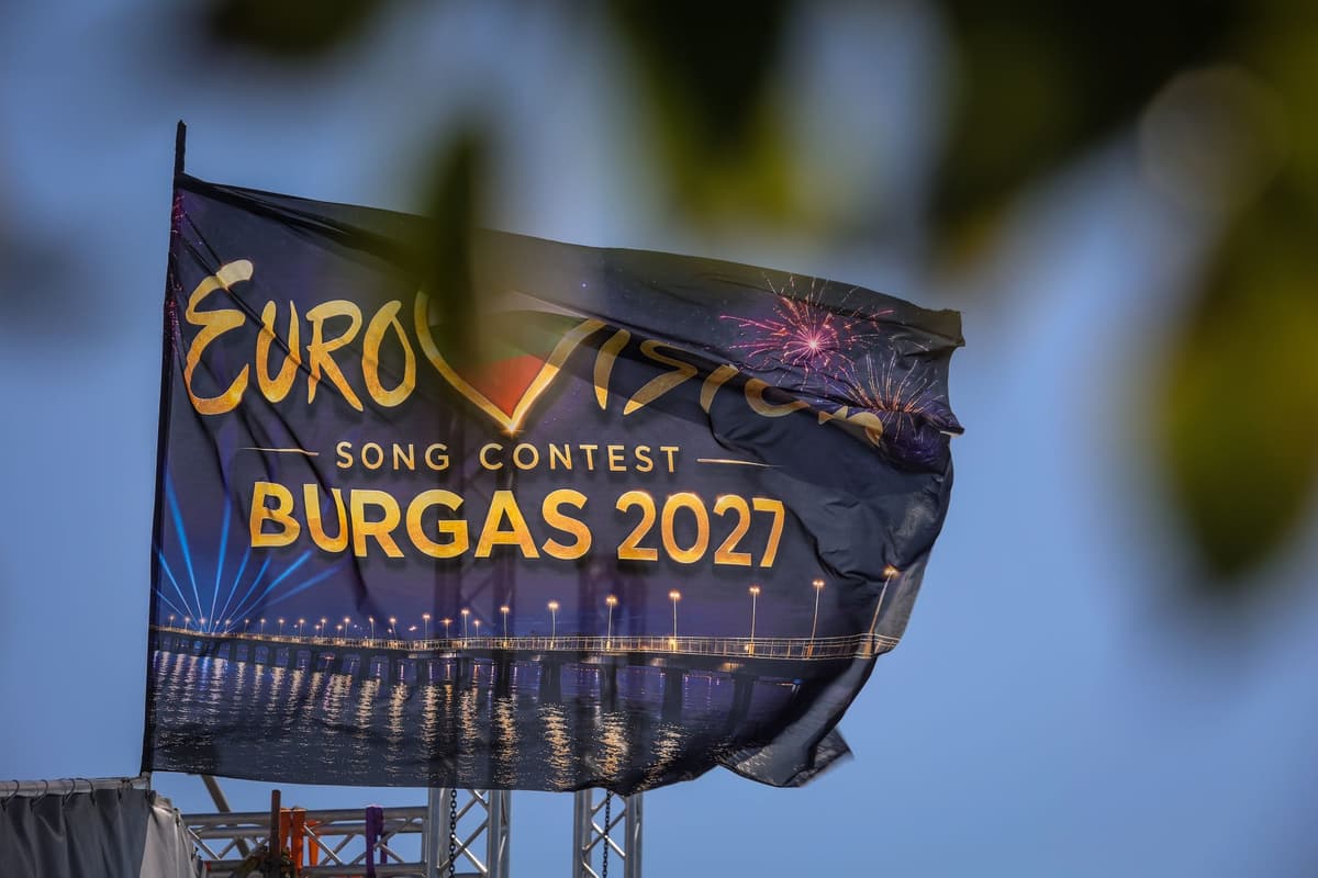 Na snímke vlajka Eurovízie veje v prístave bulharského čiernomorského mesta Burgas v piatok 14. augusta 2026. Foto: TASR/AP