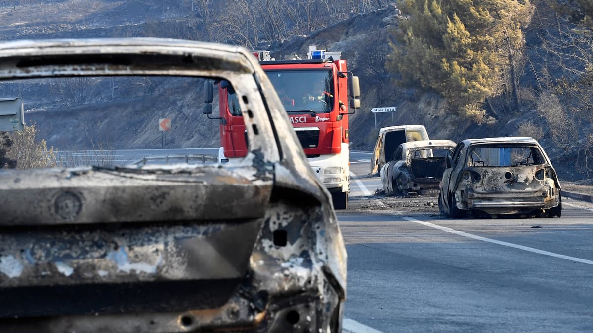 Zhorené autá po požiari pri obci Lokva Rogoznica. Foto TASR/AP