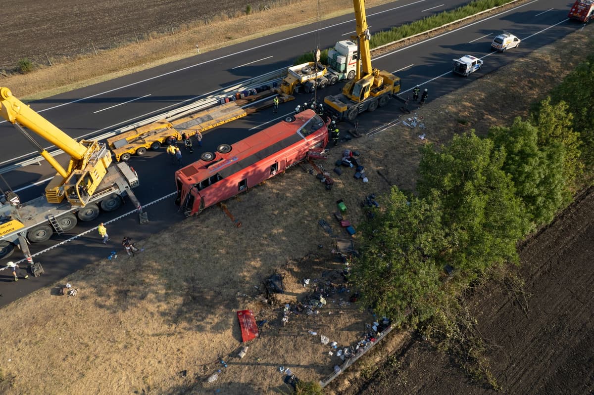 Na leteckej snímke príslušníci záchranných služieb zasahujú po havárii poľského autobusu na diaľnici M3 pri meste Mezőkeresztes na severovýchode Maďarska v nedeľu 16. augusta 2026. Foto: TASR/AP