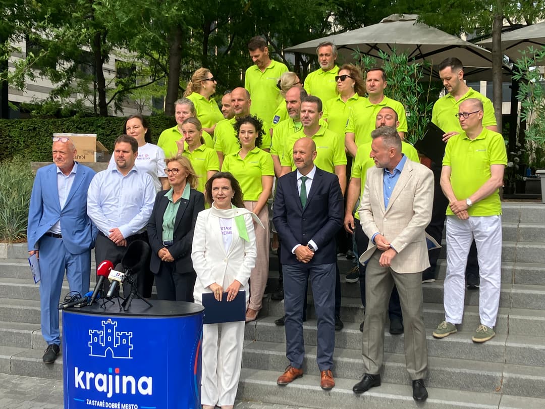 Z. Aufrichtová so svojimi podporovateľmi J. Hrčkom, D. Čahojovou, M. Winklerom a členmi svojho tímu G. Grendelo, A. Krajniakovou, V. Palkom a ďalšími. Foto: Redakcia Marker.