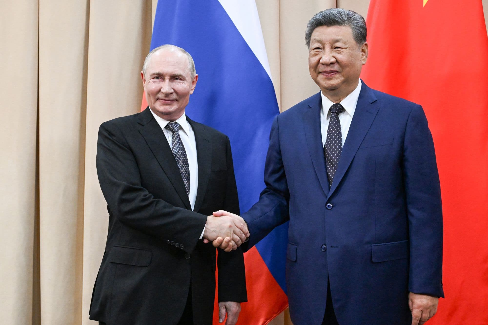 Vladimit Putin a Si Ťin-pching na samite Šanghajskej organizácie pre spoluprácu v Biškeku 31. augusta 2026. Foto: TASR/AP