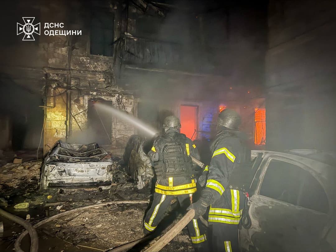Ukrajinskí hasiči zasahujú po ruskom útoku v Odese. Foto: TASR/AP