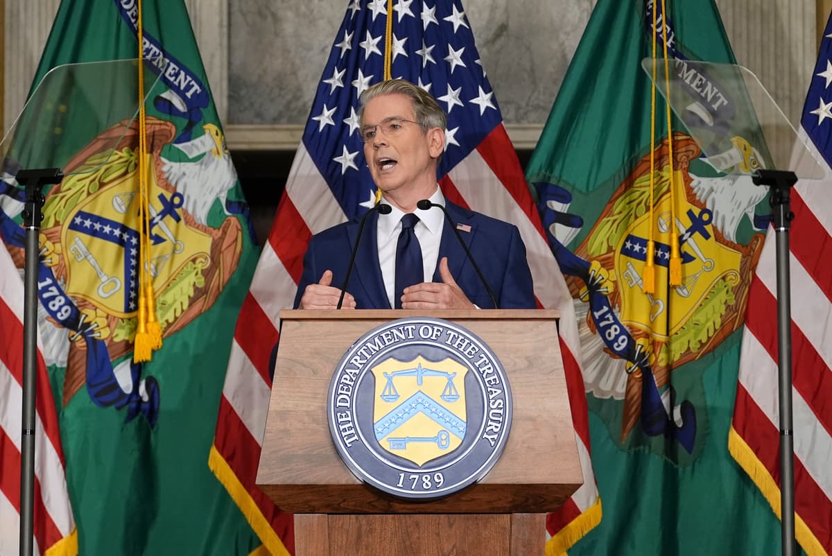 Scott Bessent počas tlačovej konferencie, na ktorej predstavil sankcie voči Iránu, vo Washingtone 24. augusta 2026. Foto: TASR/AP