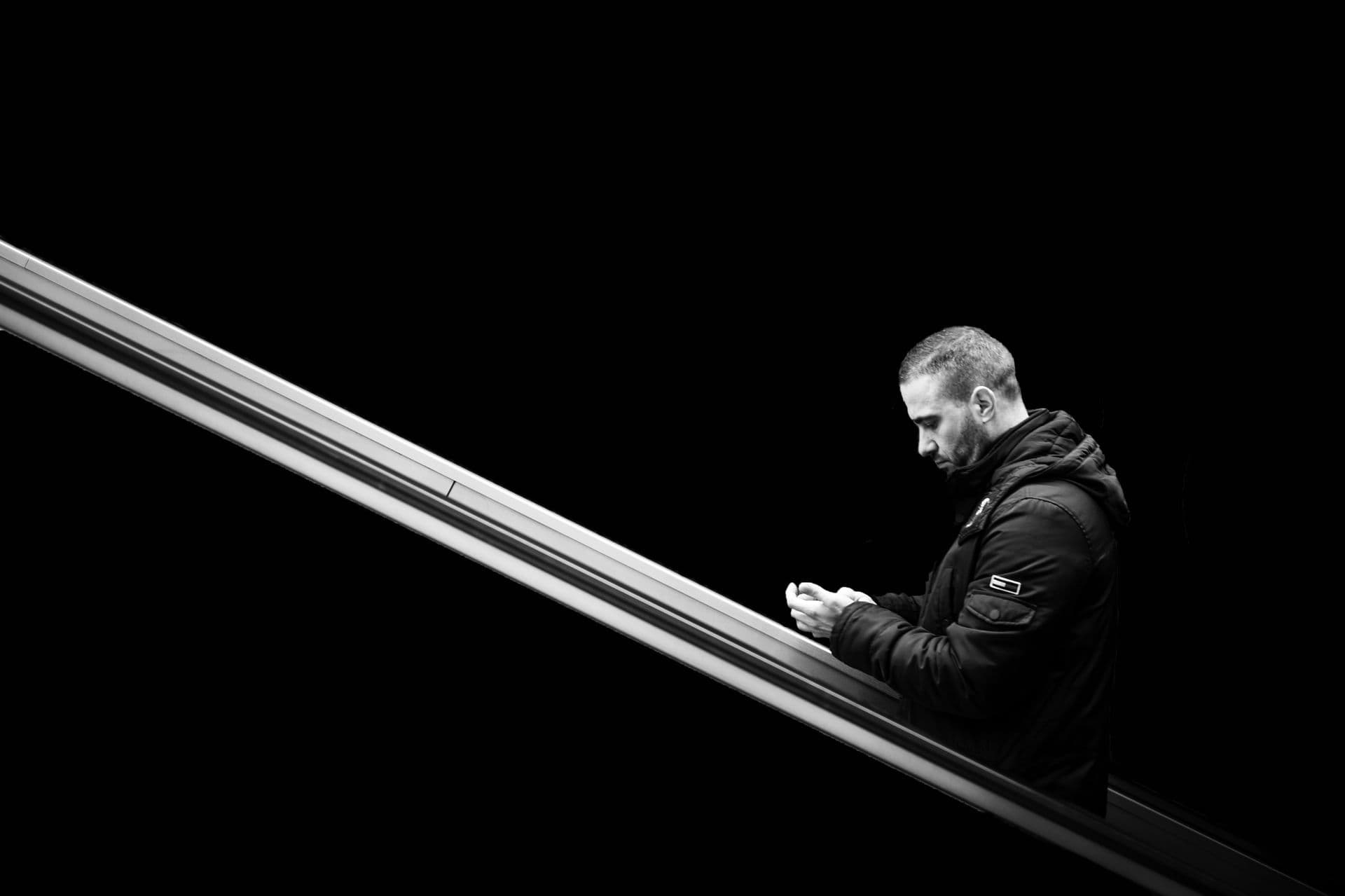 Muž s mobilom, ilustračný záber. Foto Pexels.com