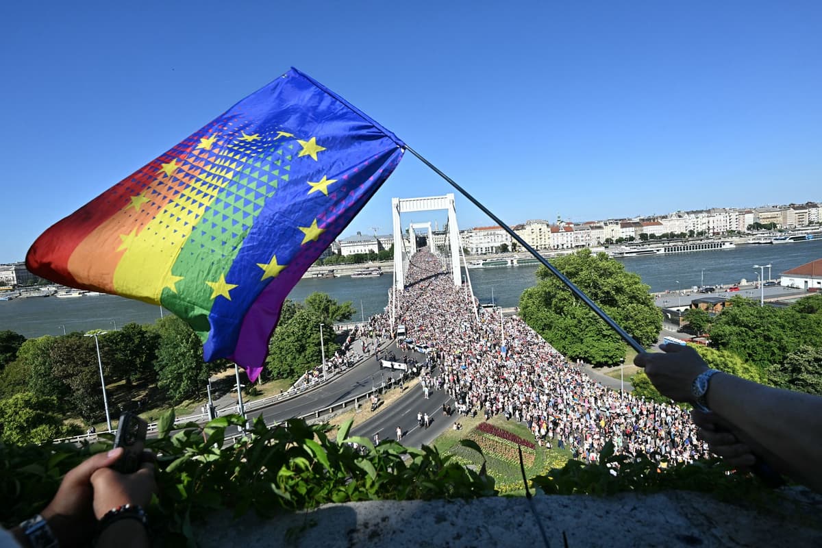 Dúhová vlajka eurokracie nad Budapešťou. Foto Attila KISBENEDEK / AFP / AFP / Profimedia