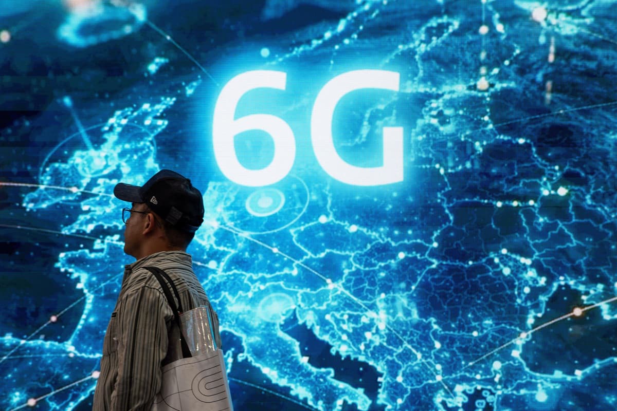 Muž prechádza okolo obrazovky zobrazujúcej 6G na výstave Computex 2026 v Tchaj-pej na Taiwane 4. júna 2026. Foto: Nexpher Images Limited / Alamy / Profimedia