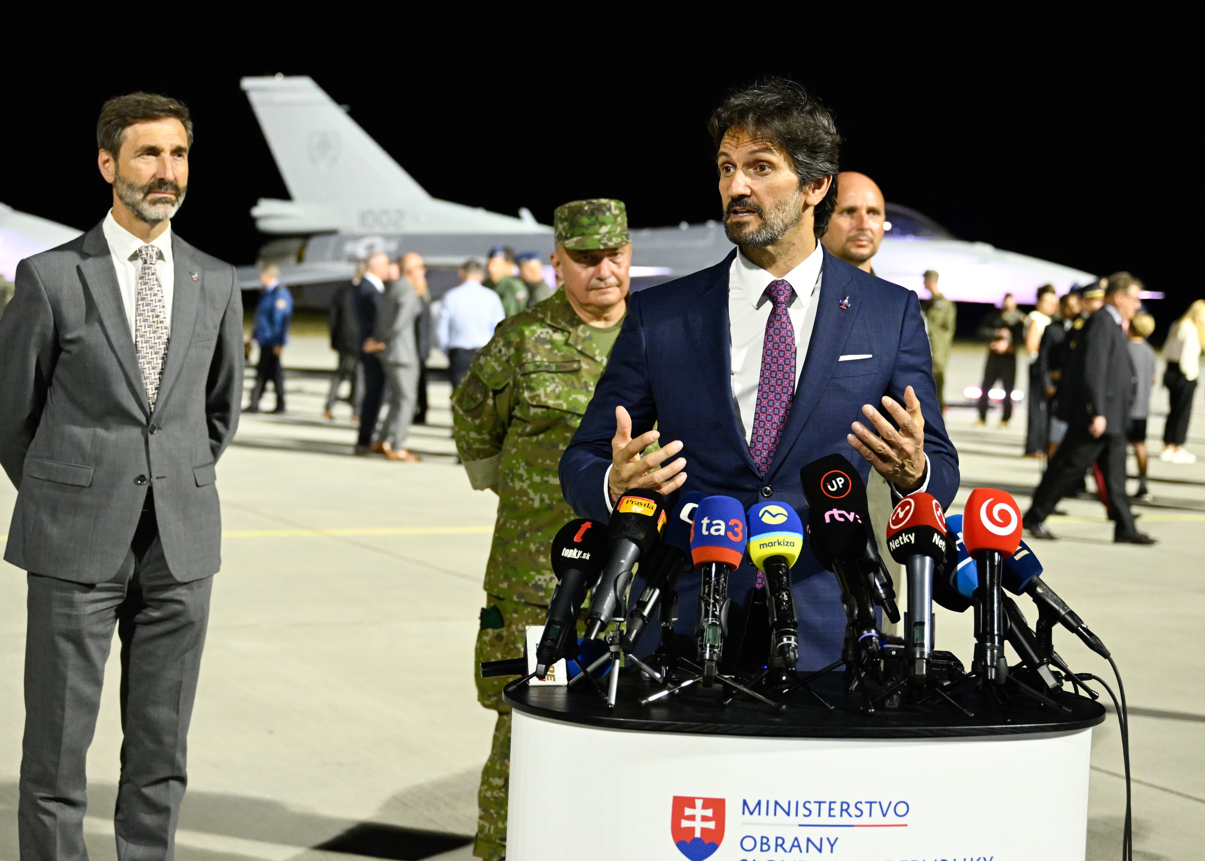 Robert Kaliňák počas brífingu po pristátí prvých dvoch slovenských stíhačok F-16 na vojenskom letisku v Kuchyni pri Malackách v pondelok 22. júla 2024. Foto: Pavel Neubauer/TASR