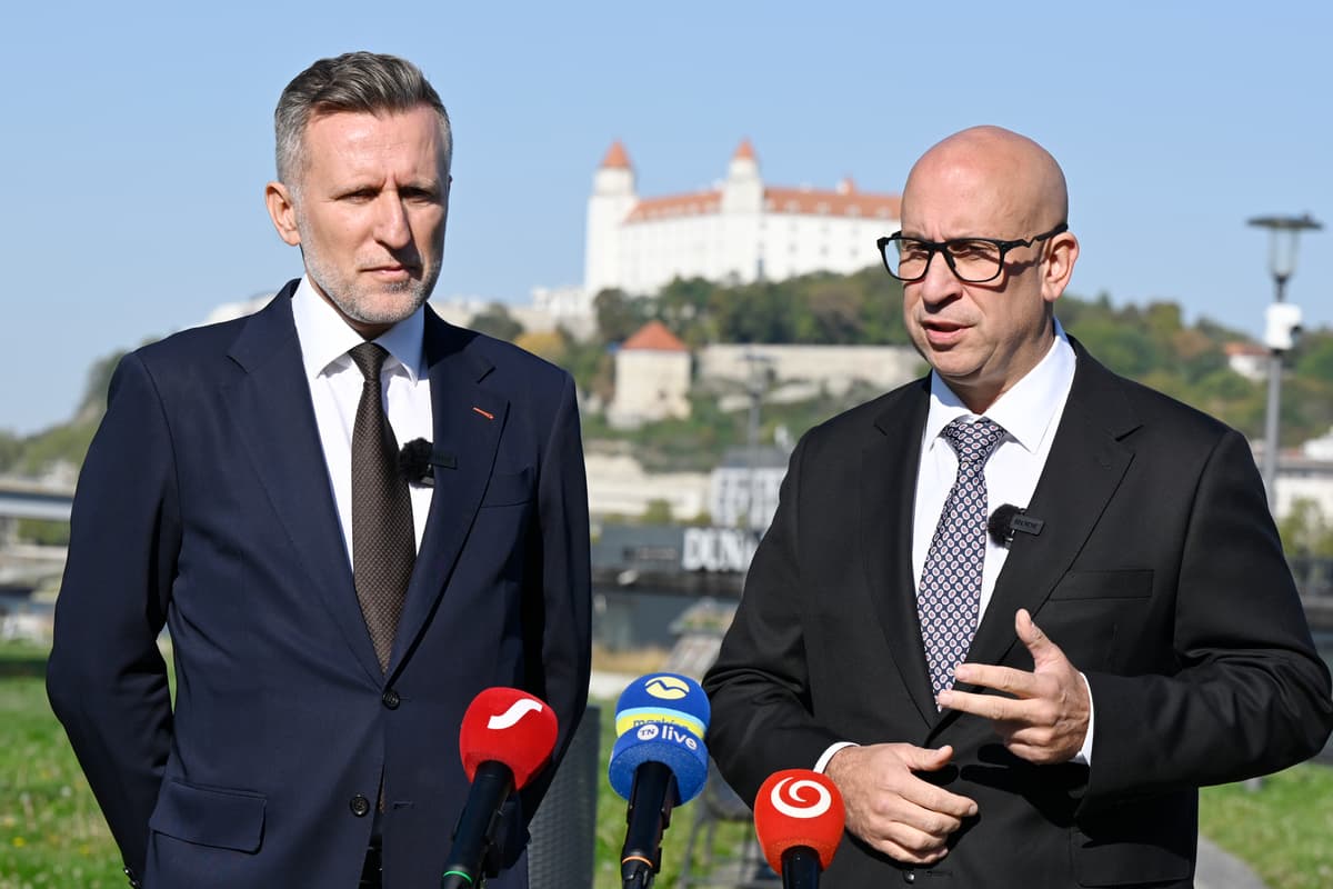 Martin Winkler (vľavo) a Jozef Ráž oznamujú spájanie síl. Foto:TASR/Pavel Neubauer